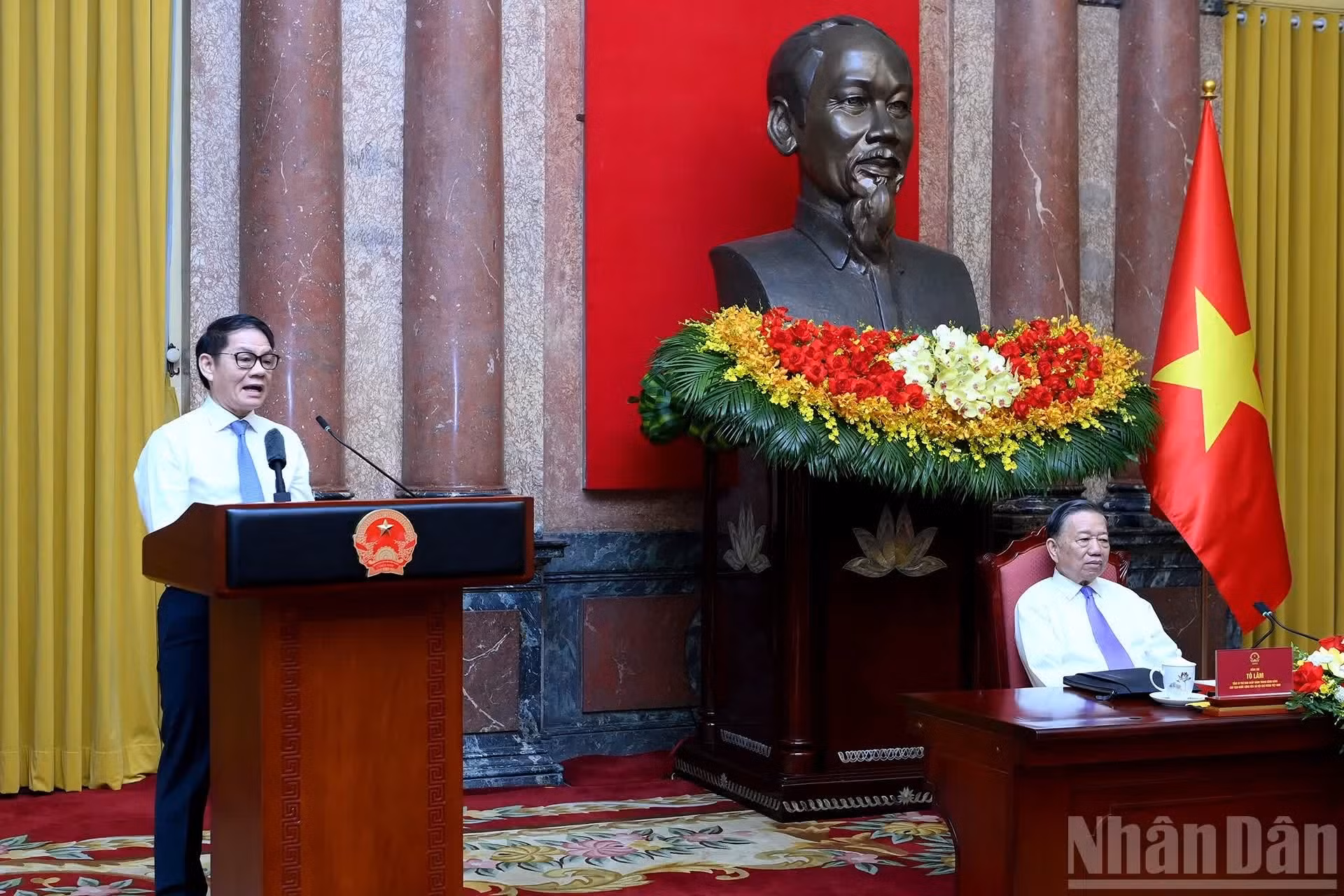 Tran Ba Duong, président du Conseil d’administration de la Société par actions du Groupe Truong Hai (THACO), représentant de l’établissement partenaire de l’émission « Việc tử tế », intervient lors de la rencontre.