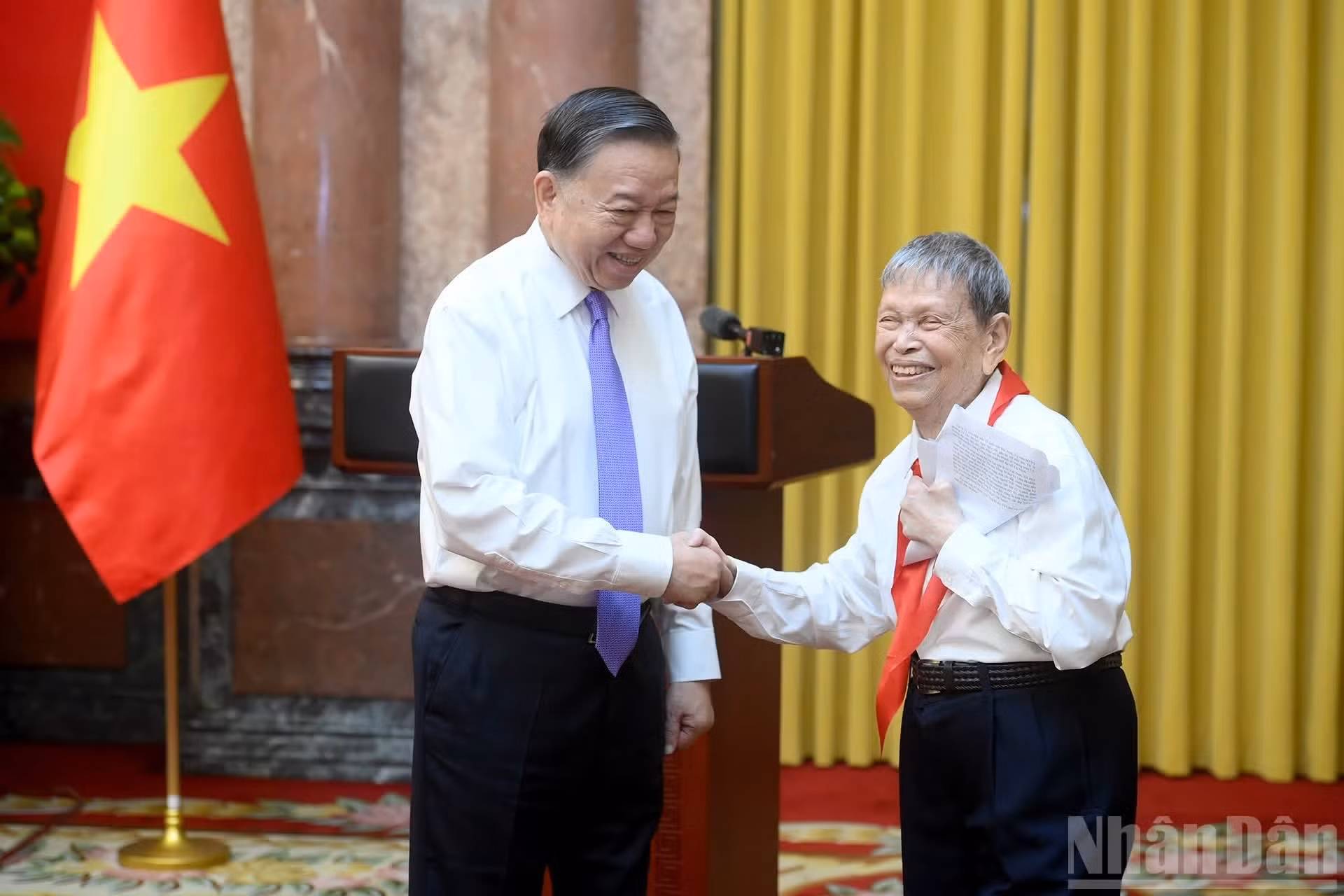 Le Secrétaire général du Parti et Président de la République To Lam aux côtés de l’Enseignant du Peuple et Héros du Travail Nguyen Duc Thin, initiateur du mouvement « Mille bonnes actions » depuis 1963 et qui a eu l’honneur de rencontrer le Président Ho Chi Minh.
