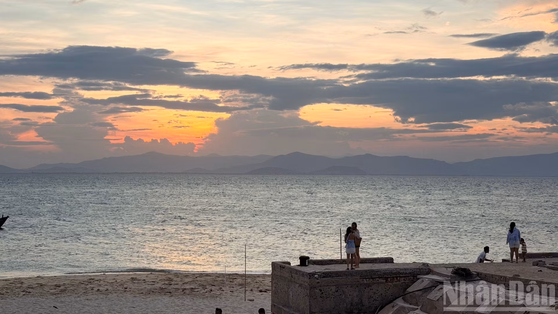 Depuis la jetée, les visiteurs qui contemplent le coucher du soleil peuvent admirer un ciel embrasé au-dessus de la mer.