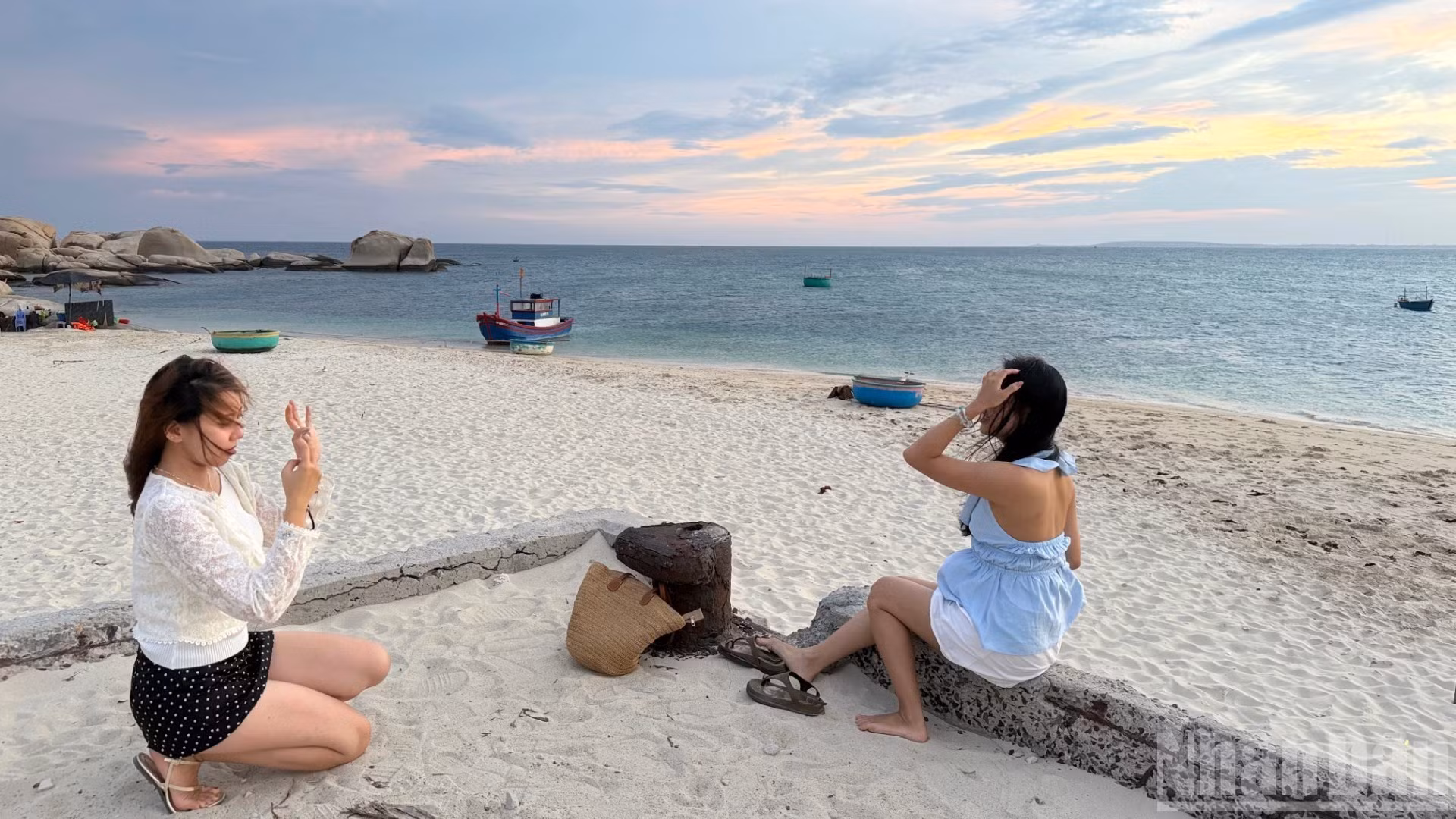 Depuis le quai, les visiteurs peuvent également apercevoir les bateaux au large, qui ajoutent une touche poétique et romantique au paysage du crépuscule.