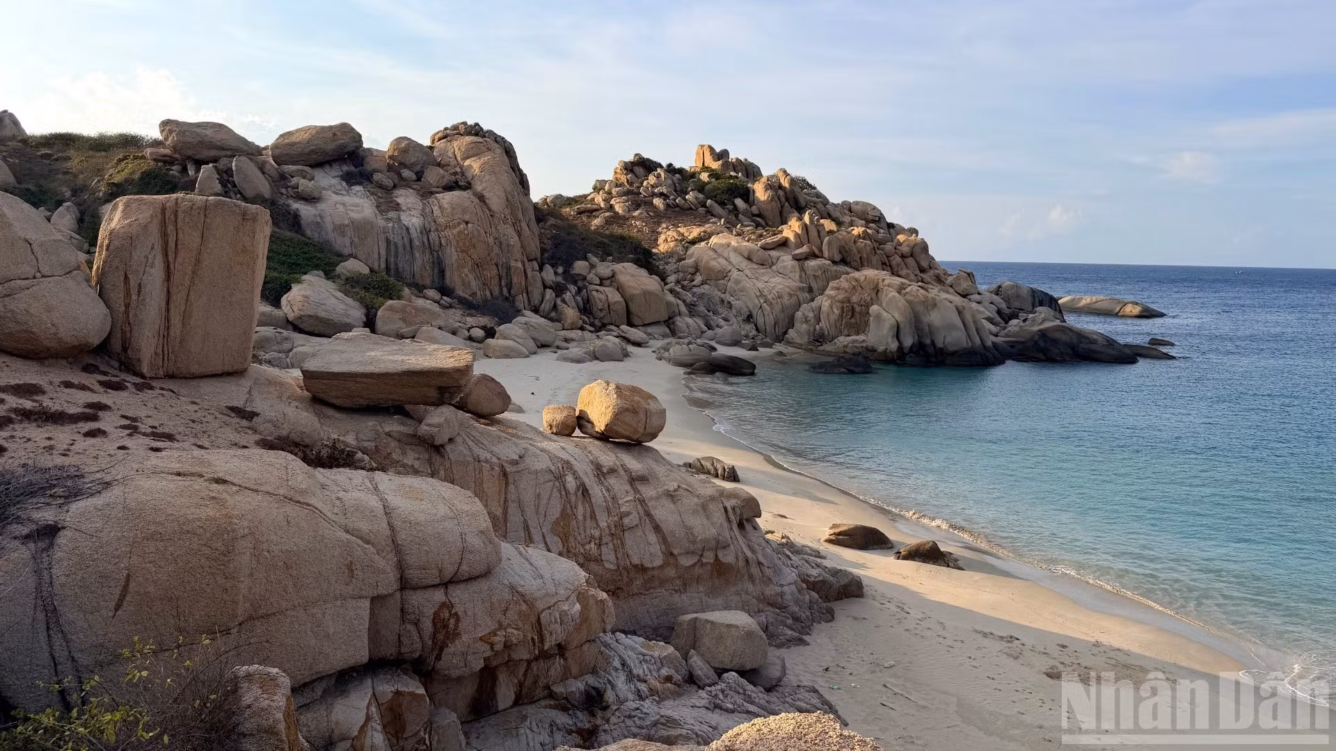 Les rochers de tailles irrégulières, naturellement superposés les uns aux autres, dessinent un panorama grandiose aussi bien sur le rivage que sous la mer.