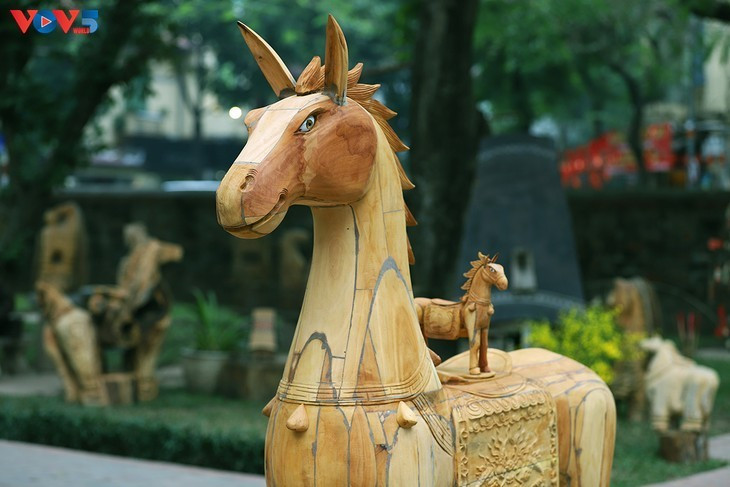 Les chevaux arrivent en ville