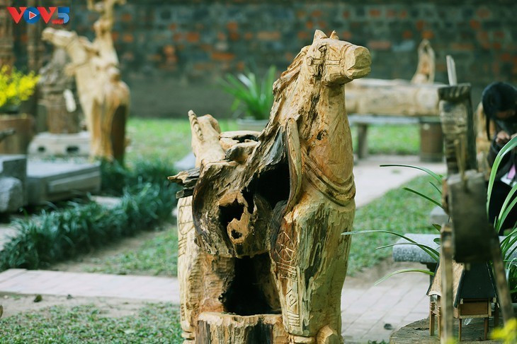 Avant de sculpter, confie-t-il, il observe longuement le morceau de bois, y cherche une silhouette latente. Le cheval n’est pas imposé à la matière: il en émerge. Chaque œuvre devient ainsi une entité singulière, presque organique.