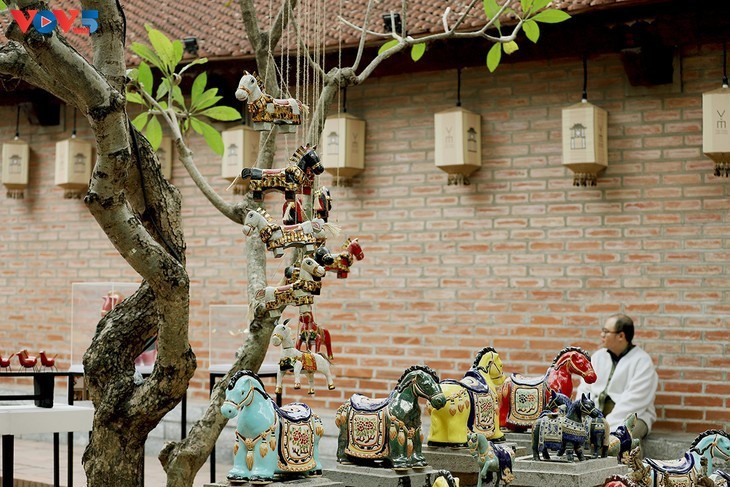 La laque, matériau traditionnel, retrouve ici une vitalité contemporaine. Les chevaux semblent à la fois ancrés dans l’histoire et résolument présents. Ils ne décorent pas l’espace, ils l’habitent.