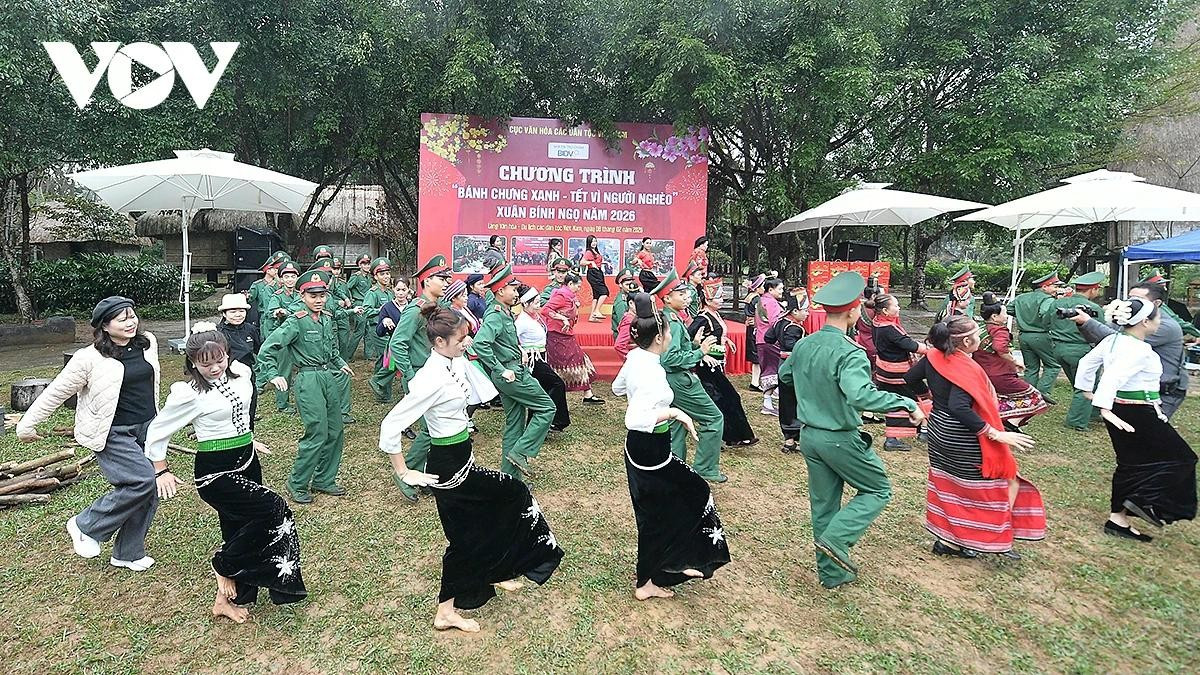 Érection de la perche rituelle Cay Neu, confection du Banh Chung et remise de cadeaux du Tet au Village de culture et de tourisme