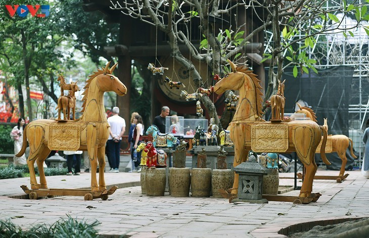 Dans la culture vietnamienne, le cheval incarne la force, la loyauté, l’endurance. Mais dans cette exposition, le symbole cède d’abord la place à la matière.