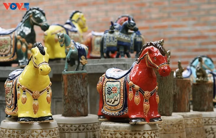 À l’aube de l’année du Cheval 2026, ces «montures guerrières» artistiques ne proclament rien. Elles suggèrent. Elles invitent. Et dans la cour ancienne du Temple de la Littérature, leur immobilité semble étrangement vibrante.Exposition visible jusqu’à fin mars 2026 au Temple de la Littérature, à Hanoï.