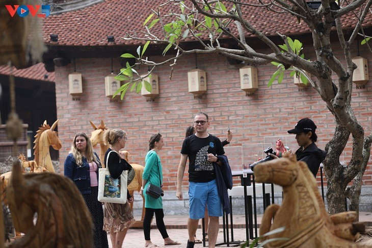 L’exposition attire un public nombreux, vietnamien et international.