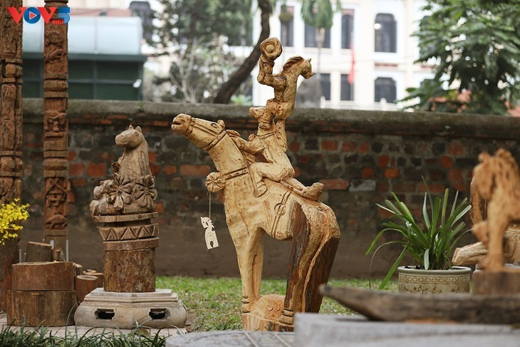 Les sculptures du chercheur et artiste des Hauts Plateaux Dang Minh Tâm, semblent surgir directement du tronc dont elles sont issues. Le bois conserve ses cicatrices, ses veines, ses tensions internes. Rien n’est poli à l’excès. Chaque entaille reste visible, chaque coup de ciseau raconte le geste.