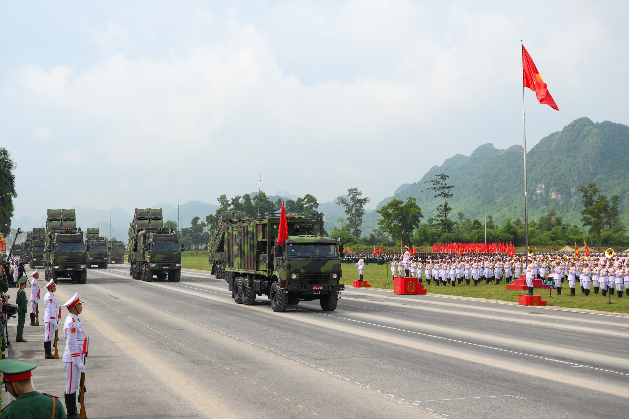 Système de missiles Truong Son, conçu et produit par Viettel. Système de missiles Truong Son, conçu et produit par Viettel.