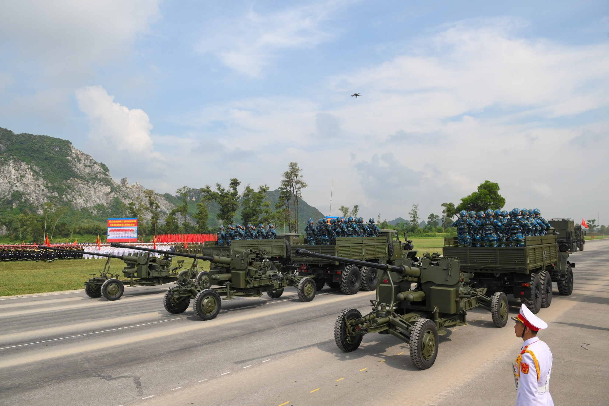 Canon antiaérien automoteur de 57 mm, portée effective de 4 300 m, capable de neutraliser les drones. Canon antiaérien automoteur de 57 mm, portée effective de 4 300 m, capable de neutraliser les drones.