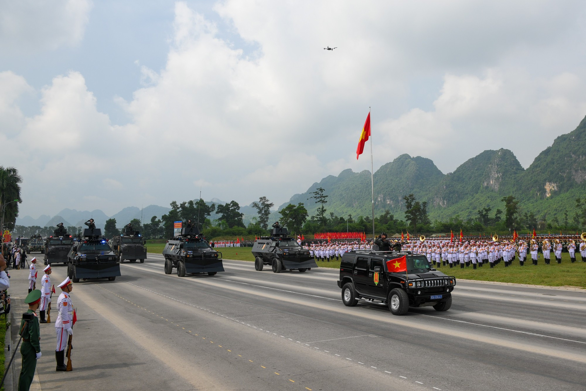Ce véhicule spécial est équipé d’un blindage pare-balles et de moyens de combat avancés, doté d’une grande mobilité sur tous terrains, répondant aux missions de lutte antiterroriste, de répression criminelle et de libération d’otages. Ce véhicule spécial est équipé d’un blindage pare-balles et de moyens de combat avancés, doté d’une grande mobilité sur tous terrains, répondant aux missions de lutte antiterroriste, de répression criminelle et de libération d’otages.