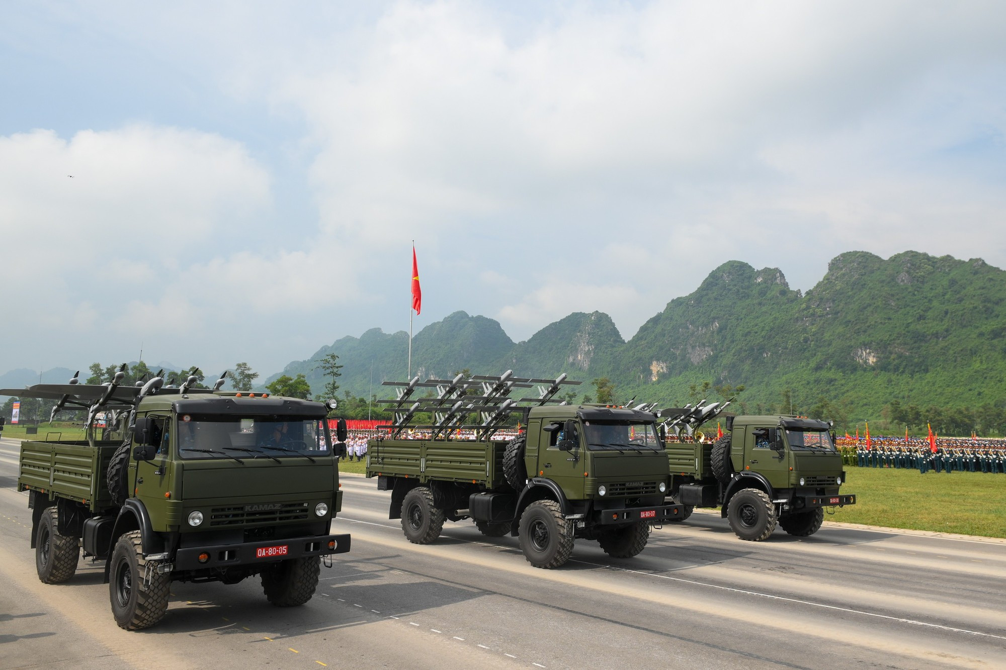 Bloc de véhicules équipés de drones kamikazes, produits par la Direction générale de l’industrie de défense du Vietnam, dotés de capacités de reconnaissance, d’attaque et de missions de sauvetage. Bloc de véhicules équipés de drones kamikazes, produits par la Direction générale de l’industrie de défense du Vietnam, dotés de capacités de reconnaissance, d’attaque et de missions de sauvetage.