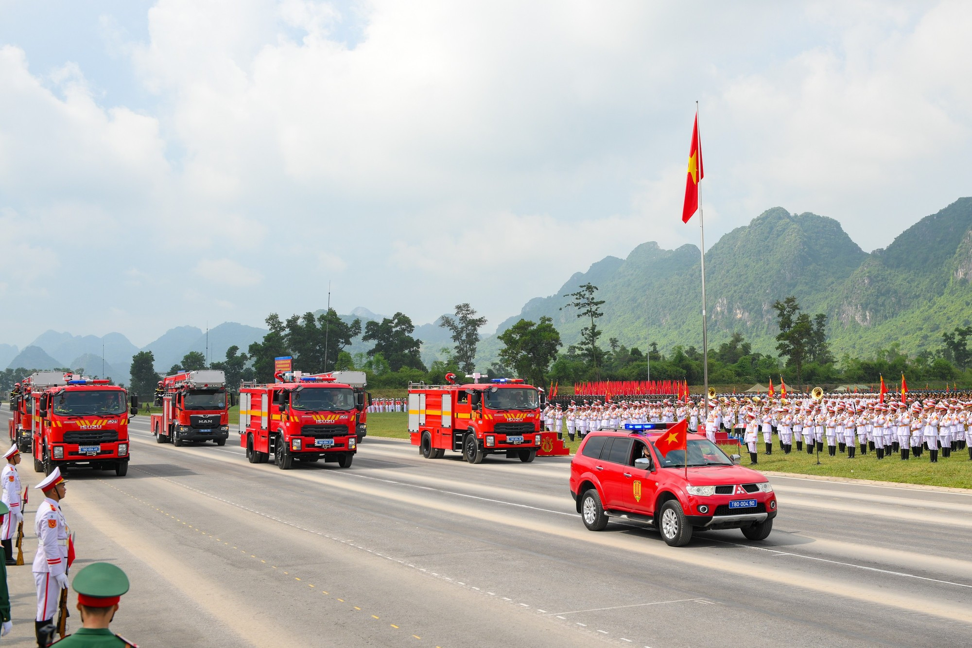 Bloc des véhicules de lutte contre l’incendie et de sauvetage (PCCC & CNCH), comprenant : voitures de commandement compactes et très mobiles, équipées de systèmes de communication et de commandement sur site ; camions de pompiers standards avec réservoirs d’eau et de mousse, pompes haute capacité permettant des jets flexibles ; échelles modernes pouvant atteindre 32 m et pivoter à 360°, facilitant les opérations de secours dans les immeubles de grande hauteur. Bloc des véhicules de lutte contre l’incendie et de sauvetage (PCCC & CNCH), comprenant : voitures de commandement compactes et très mobiles, équipées de systèmes de communication et de commandement sur site ; camions de pompiers standards avec réservoirs d’eau et de mousse, pompes haute capacité permettant des jets flexibles ; échelles modernes pouvant atteindre 32 m et pivoter à 360°, facilitant les opérations de secours dans les immeubles de grande hauteur.