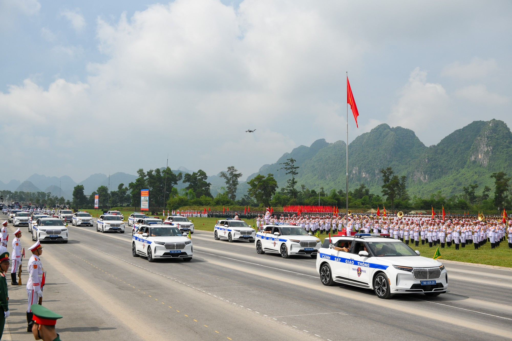 Bloc des véhicules de commandement du trafic de la Police populaire, marqué par l’introduction du VF9, un modèle de voiture électrique produit dans le pays Bloc des véhicules de commandement du trafic de la Police populaire, marqué par l’introduction du VF9, un modèle de voiture électrique produit dans le pays