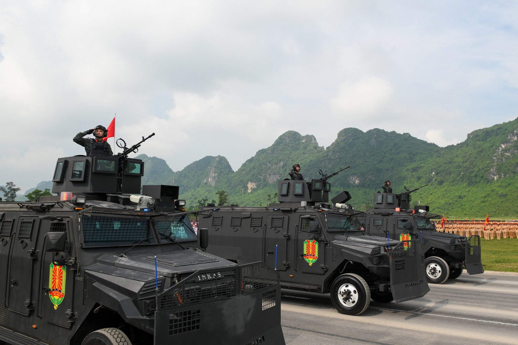 Ce véhicule spécial est équipé d’un blindage pare-balles et de moyens de combat avancés, doté d’une grande mobilité sur tous terrains, répondant aux missions de lutte antiterroriste, de répression criminelle et de libération d’otages. Ce véhicule spécial est équipé d’un blindage pare-balles et de moyens de combat avancés, doté d’une grande mobilité sur tous terrains, répondant aux missions de lutte antiterroriste, de répression criminelle et de libération d’otages.