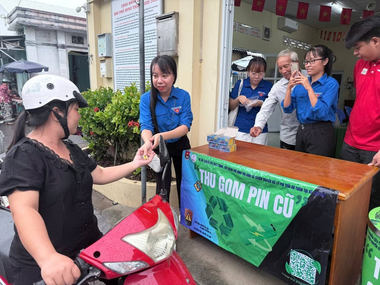 La jeunesse de la commune de Can Gio organise la collecte de piles usagées pour protéger l’environnement.
