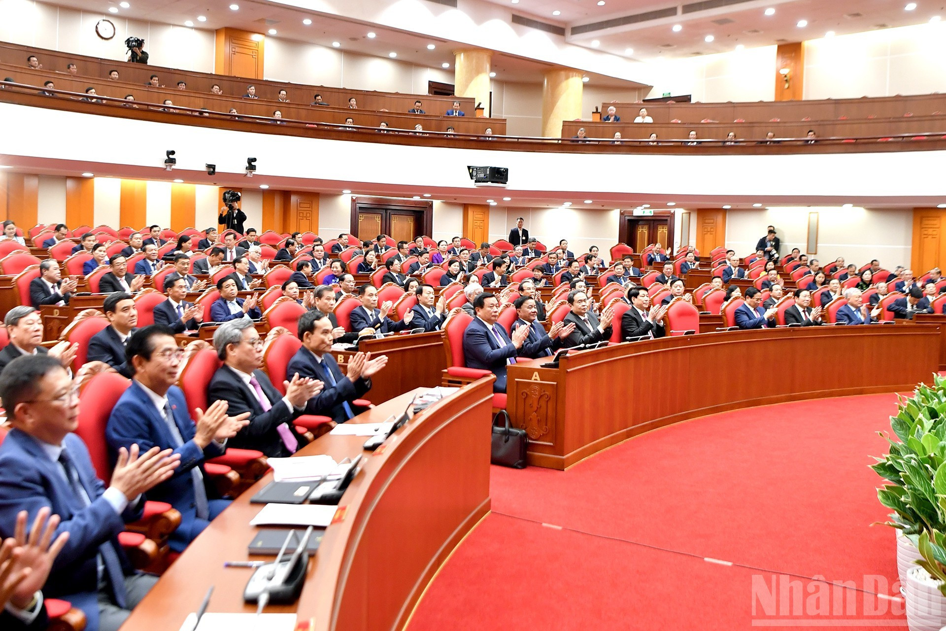 Les dirigeants du Parti et de l’État ainsi que les délégués participent à la séance de clôture de la conférence.