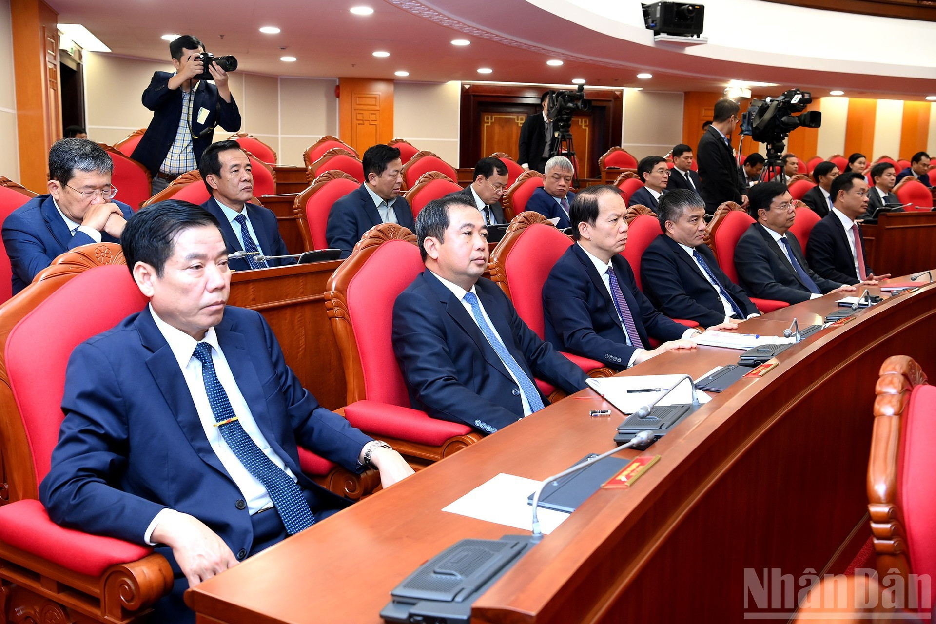 Les dirigeants du Parti et de l’État ainsi que les délégués participent à la séance de clôture de la conférence.