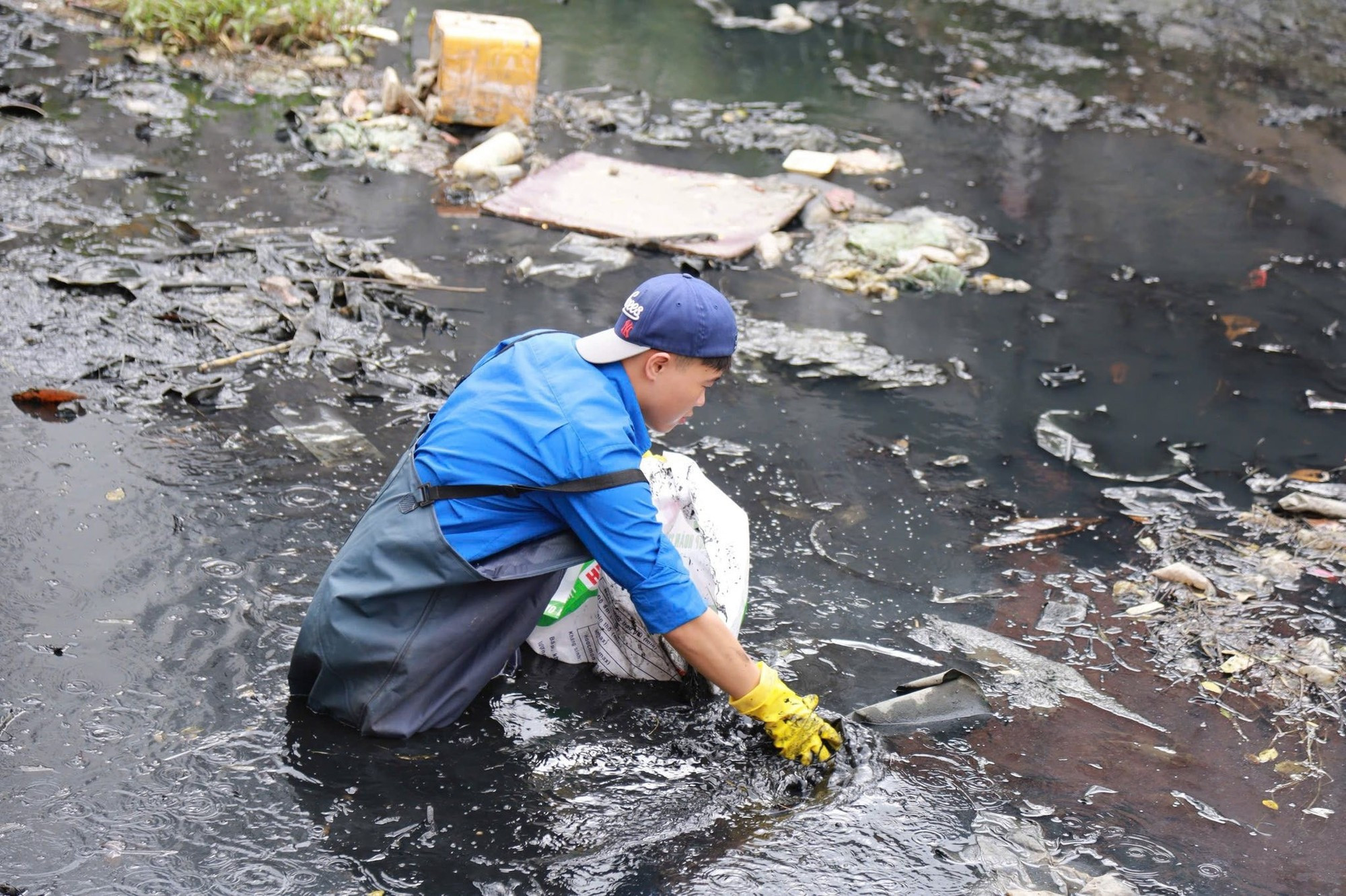 De nombreux jeunes n’hésitent pas à se plonger dans les canaux pollués pour ramasser les déchets.