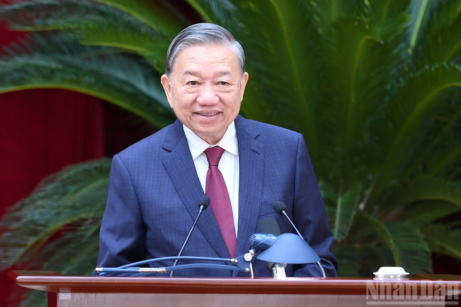 Le Secrétaire général To Lam prononce le discours de clôture de la conférence.