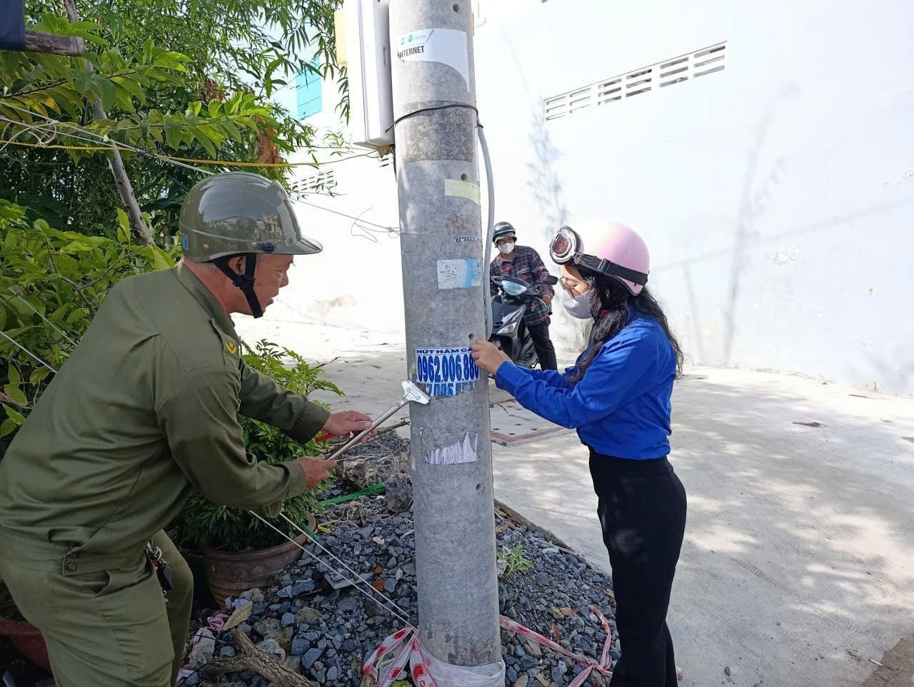 La jeunesse de Can Gio collabore également avec les habitants pour retirer les affiches publicitaires illégales.