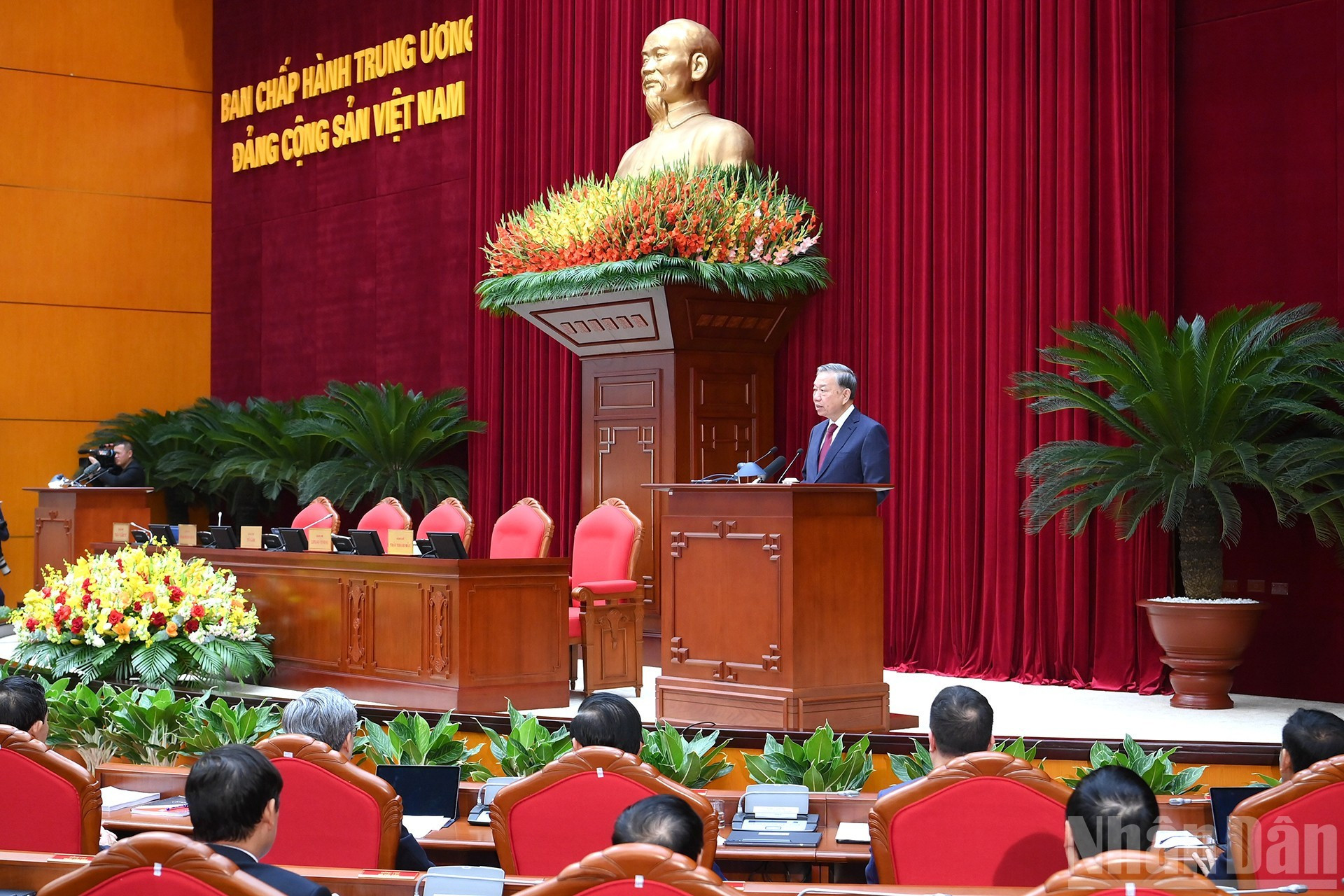 Le Secrétaire général To Lam prononce le discours de clôture de la conférence.