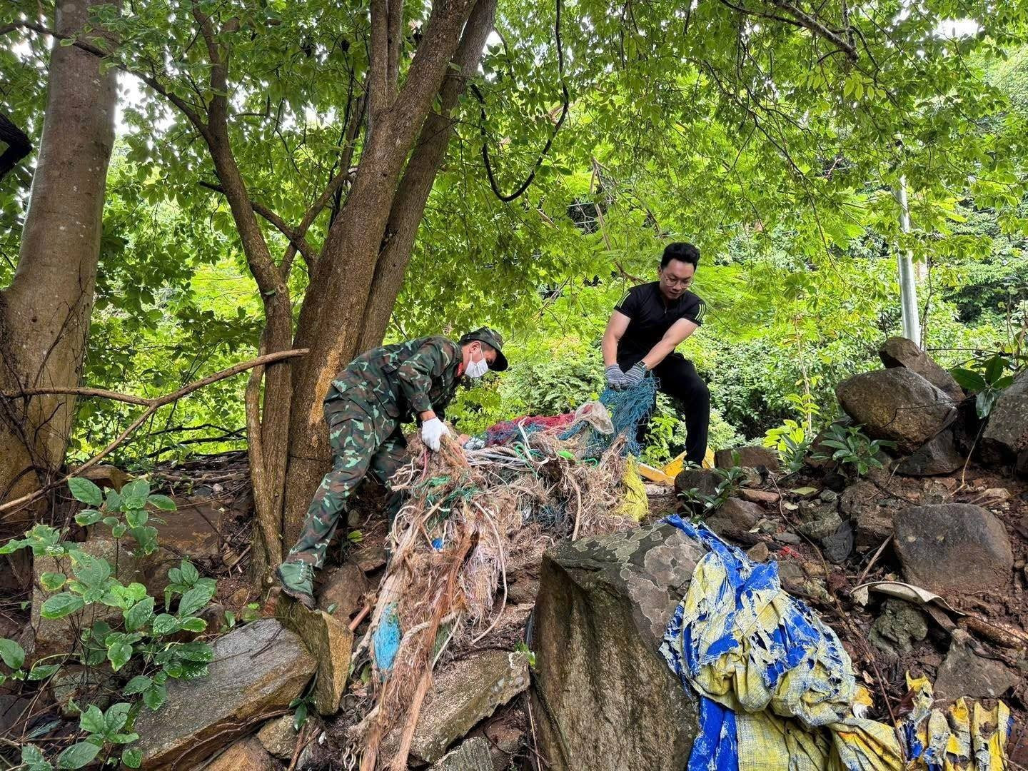 Les soldats et les habitants de la zone spéciale de Con Dao nettoient les décharges sauvages de la localité.