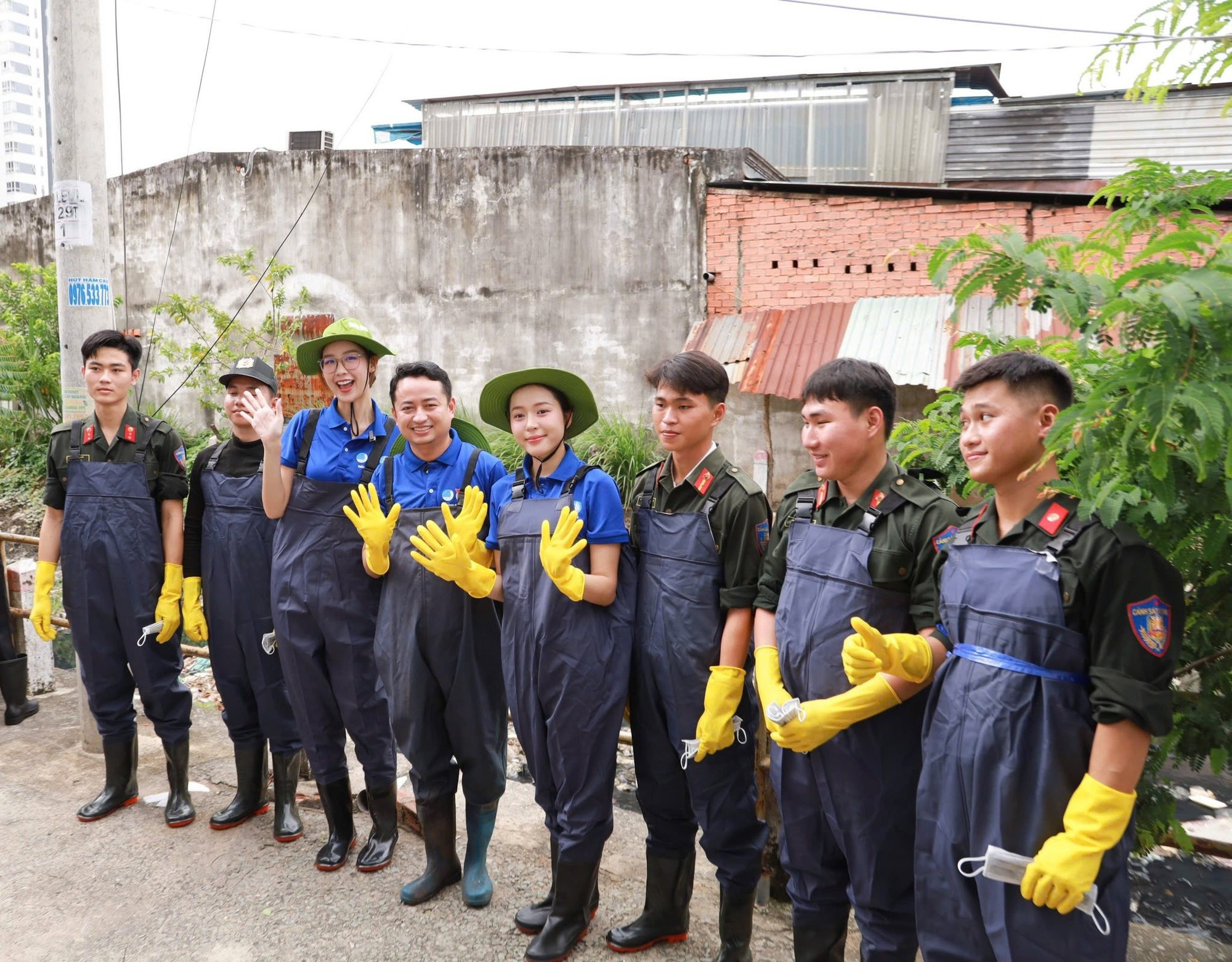 Cette initiative significative reçoit également la participation de nombreuses personnalités, ainsi que des cadres et des agents de la Police populaire.