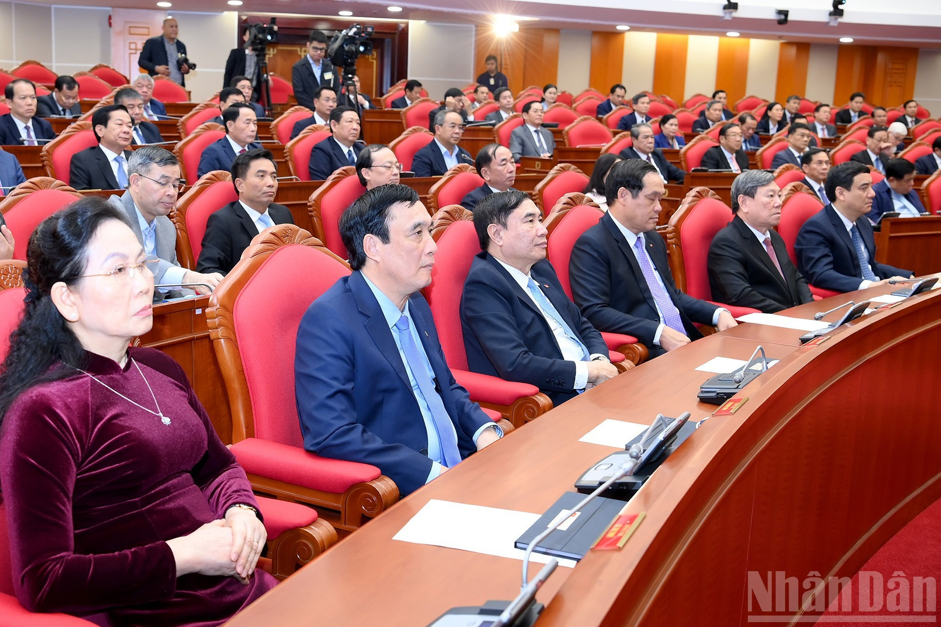 Les dirigeants du Parti et de l’État ainsi que les délégués participent à la séance de clôture de la conférence.