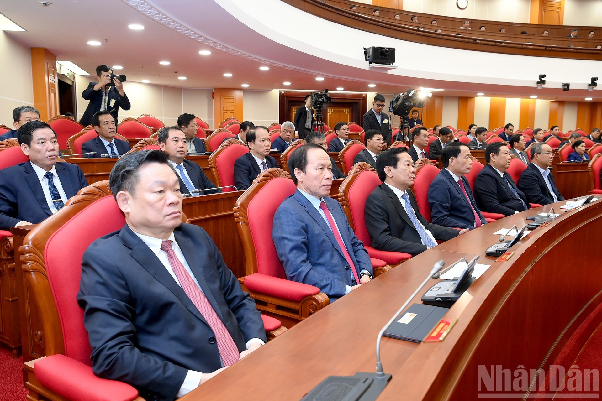 Les dirigeants du Parti et de l’État ainsi que les délégués participent à la séance de clôture de la conférence.