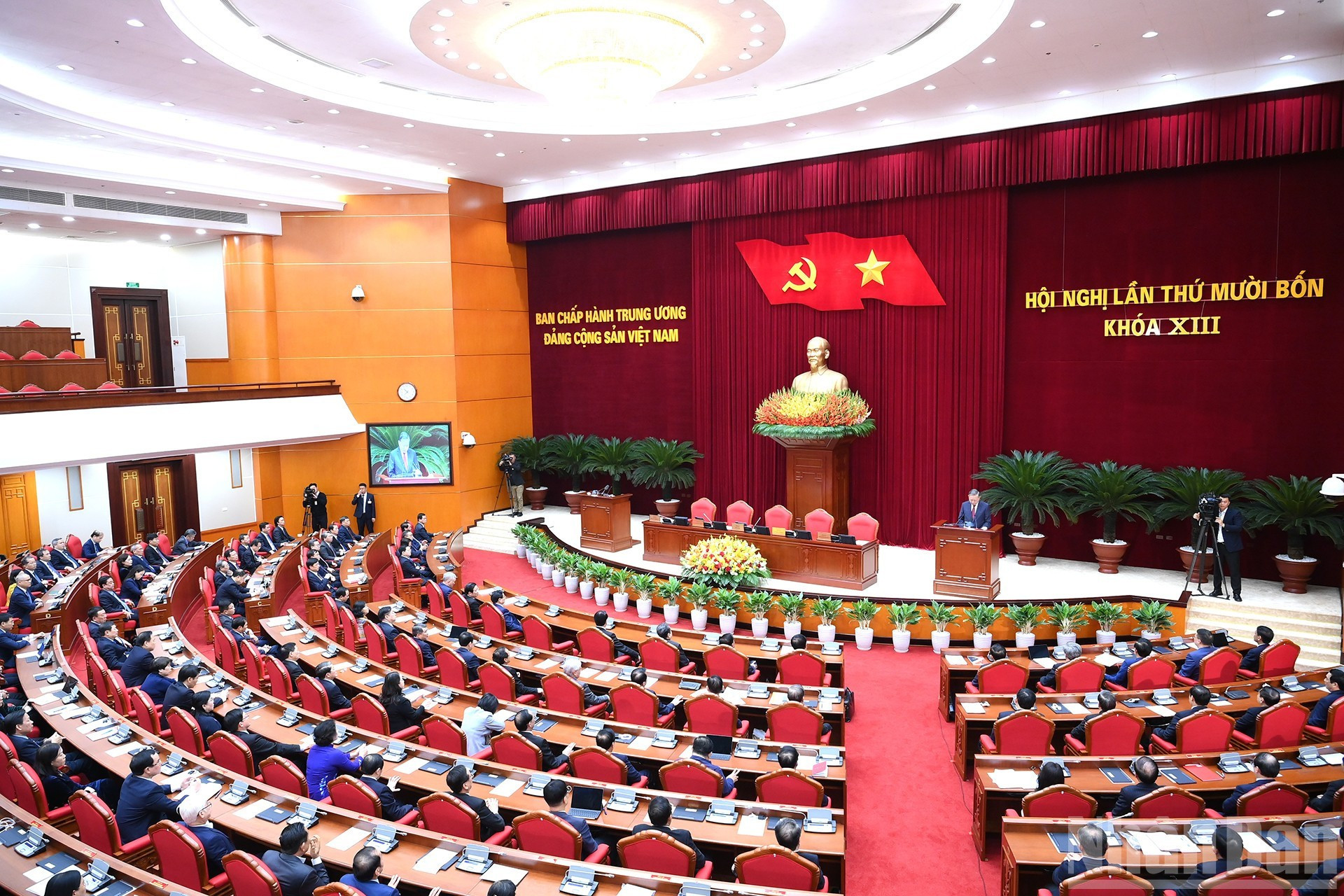 Le 14ᵉ Plénum du Comité central du Parti communiste du Vietnam (XIIIᵉ mandat) tient sa séance de clôture.