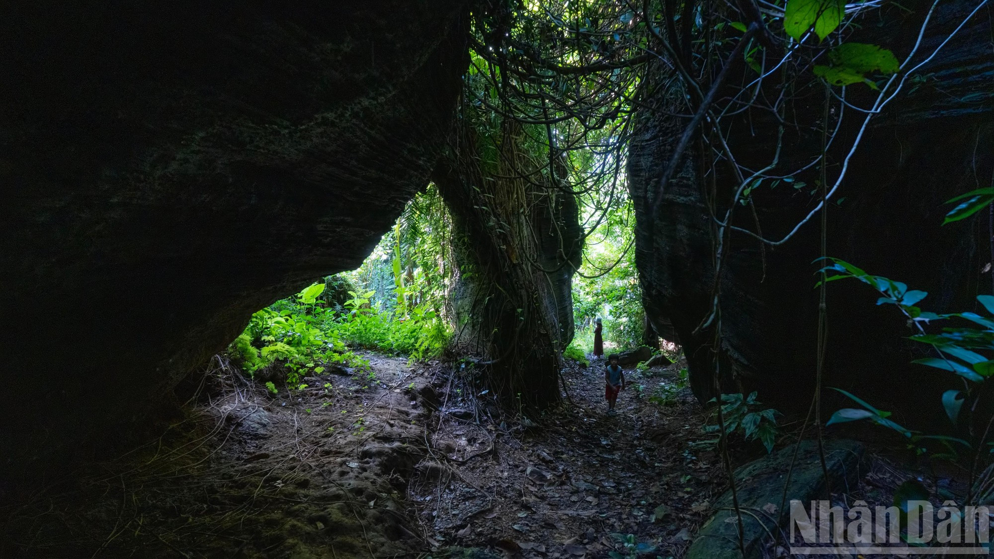 Le complexe est composé de deux grottes de calcaire formées il y a des millions d'années. Le complexe est composé de deux grottes de calcaire formées il y a des millions d'années.