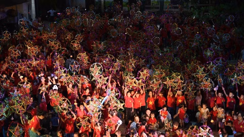 "Biên cương đêm hội trăng rằm" est une activité annuelle d'une profonde signification humanitaire.