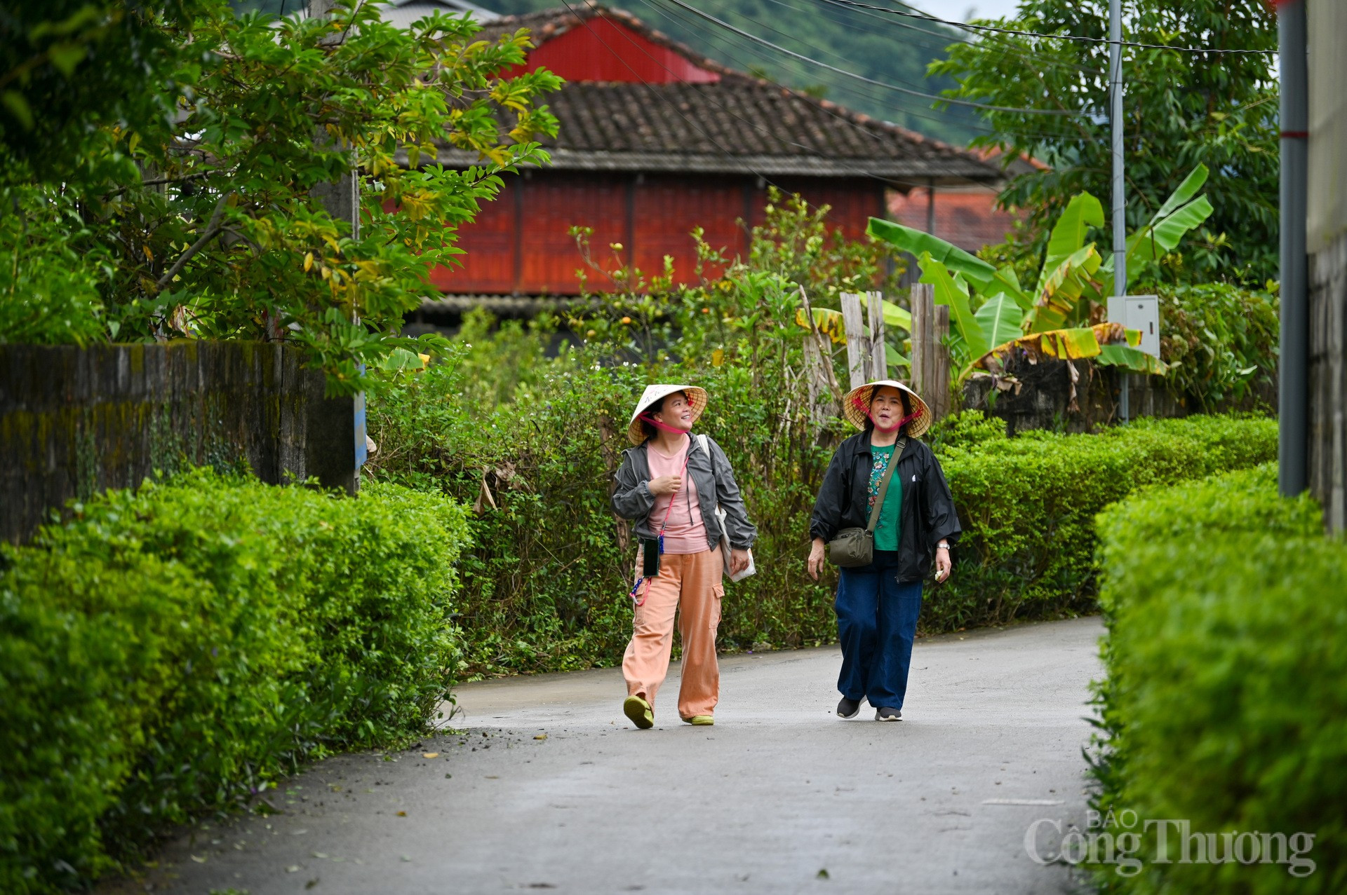 Les visiteurs peuvent se promener pour découvrir cet ancien village imprégné de l'identité des Tay de Lang Son.