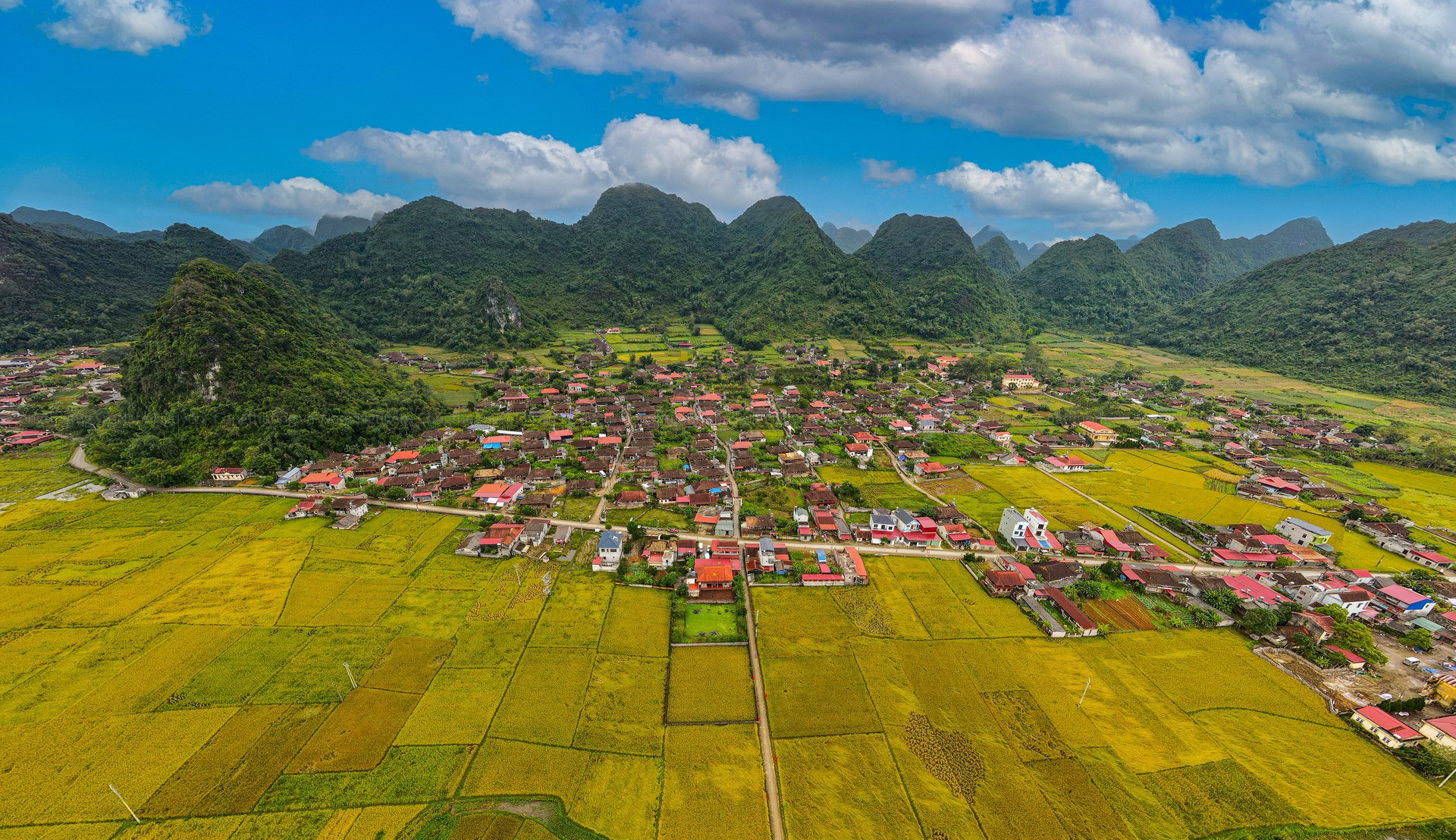Le village culturel du tourisme communautaire de Quynh Son appartient à la commune de Bac Son, à environ 80 km du centre de la ville de Lang Son. Plus de 400 maisons sur pilotis se trouvent au cœur de la vallée de Bac Son. Les habitants sont principalement des Tay et 90% d'entre eux portent le nom de famille Duong.