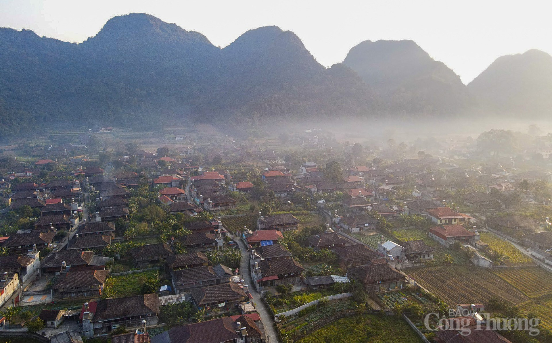 Les maisons sur pilotis conservent ici l'architecture traditionnelle de cinq travées, construites principalement en bois de Nghiên et de Ly. Pour préparer ces matériaux, les habitants doivent s'aventurer profondément dans les forêts denses et les hautes montagnes afin de trouver des bois nobles et séculaires, garantissant la durabilité et la solidité des constructions.