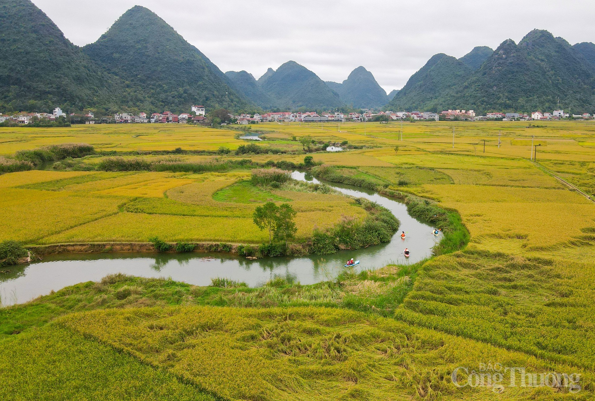 Pendant la saison des récoltes, les scènes des paysans aux champs ont été immortalisées dans la poésie et des photographies de renommée mondiale. En cette saison, les visiteurs peuvent aussi faire du bateau sur les méandres du ruisseau Phai Ram.