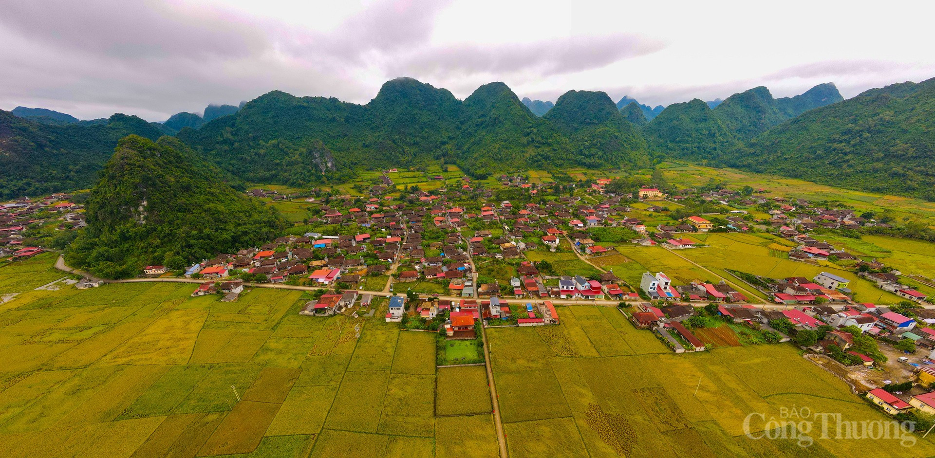 À cela s'ajoute un voyage sensoriel avec les mélodies éternelles de la vie, aussi simples que le son du Dan Tinh qui résonne en harmonie avec le chant Then, aux tonalités tantôt graves tantôt hautes, apaisant l'âme des voyageurs.