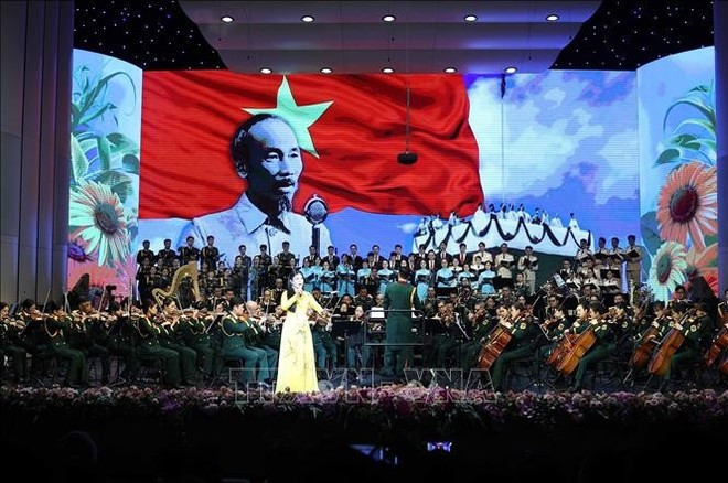 Le concert symphonique intitulé “80 ans – Un chant héroïque éternel”, se déroule au Théâtre Ho Guom. Le concert symphonique intitulé “80 ans – Un chant héroïque éternel”, se déroule au Théâtre Ho Guom.