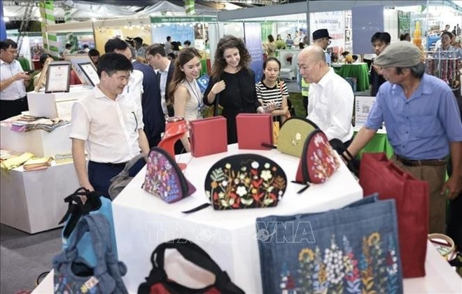 Des visiteurs au salon. Photo : VNA. Des visiteurs au salon. Photo : VNA.