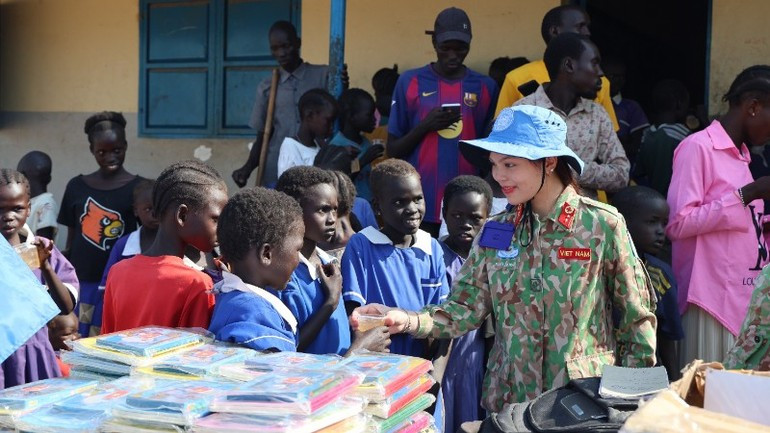 Ces cadeaux – matériel pédagogique, fournitures, objets scolaires – semblent modestes, mais représentent une grande source de joie pour les enseignants et les élèves de l’école.