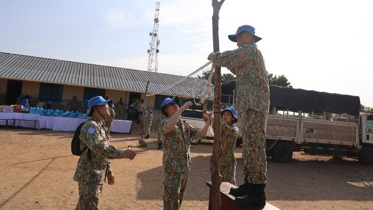 Dans les rires enjoués des élèves, les Casques bleus vietnamiens ont minutieusement réparé chaque détail, du cadre du filet jusqu’à la surface du terrain, comme pour nourrir pas à pas la confiance de la communauté locale.