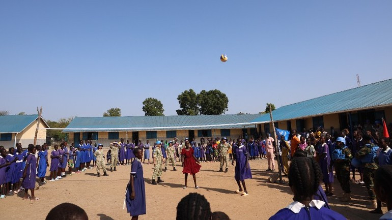 Dans le cadre de l’activité CIMIC, des matches de volley-ball d’échanges ont eu lieu entre les Casques bleus vietnamiens et les enseignants ainsi que les élèves de l’école Bentiu Primary School Girls.