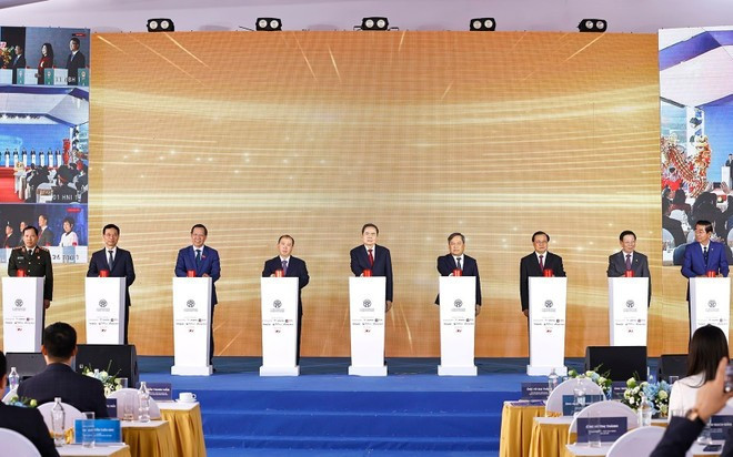 Le président de l’Assemblée nationale, Tran Thanh Man, et d'autres délégués lors de la cérémonie. Photo : VNA.