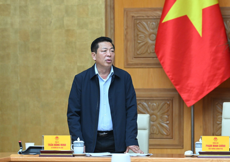 Le ministre de la Construction s’exprime lors de la conférence.