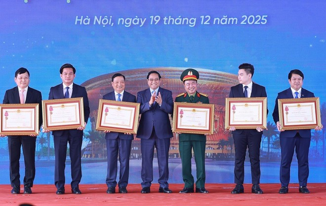 À cette occasion, le Premier ministre Pham Minh Chinh a remis l’Ordre du Travail de troisième classe aux collectifs ayant accompli des performances remarquables. Photo: VNA