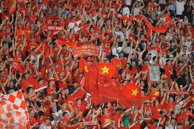 La joie immense des supporters vietnamiens dans les tribunes du stade Rajamangala. Photo: VNA