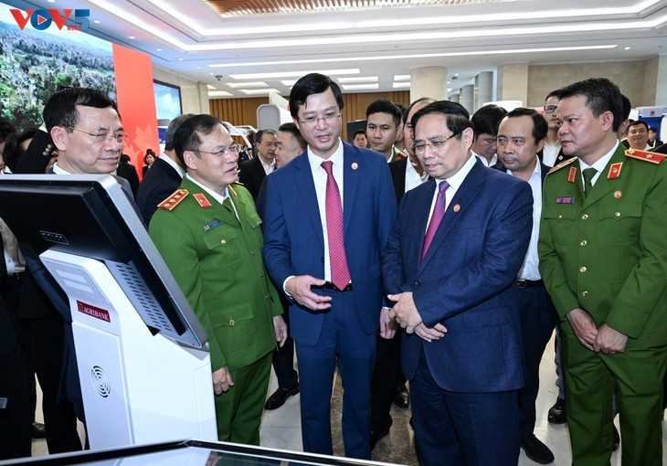 Le Premier ministre Pham Minh Chinh visite les stands d’exposition. Photo: Lại Hoa/VOV