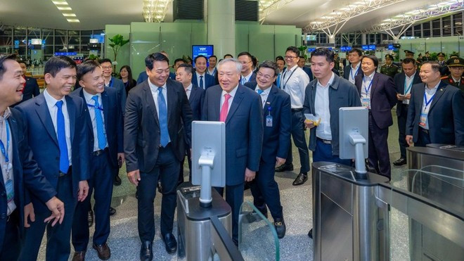 Le vice-Premier ministre permanent Nguyen Hoa Binh (à la cravatte rouge) à la cérémonie d'inauguration du projet d'agrandissement du Terminal 2 de l'aéroport international de Noi Bai. Photo : VNA